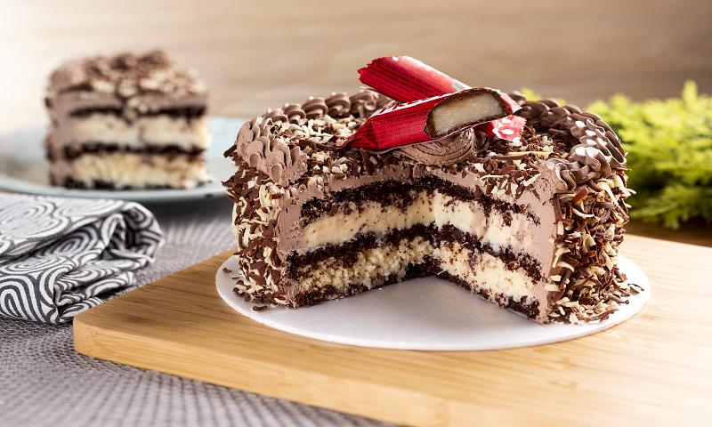 	Massa escura, creme de coco, creme de chocolate branco
Cobertura : chocolate raladinho branco e escuro				    	
					  	