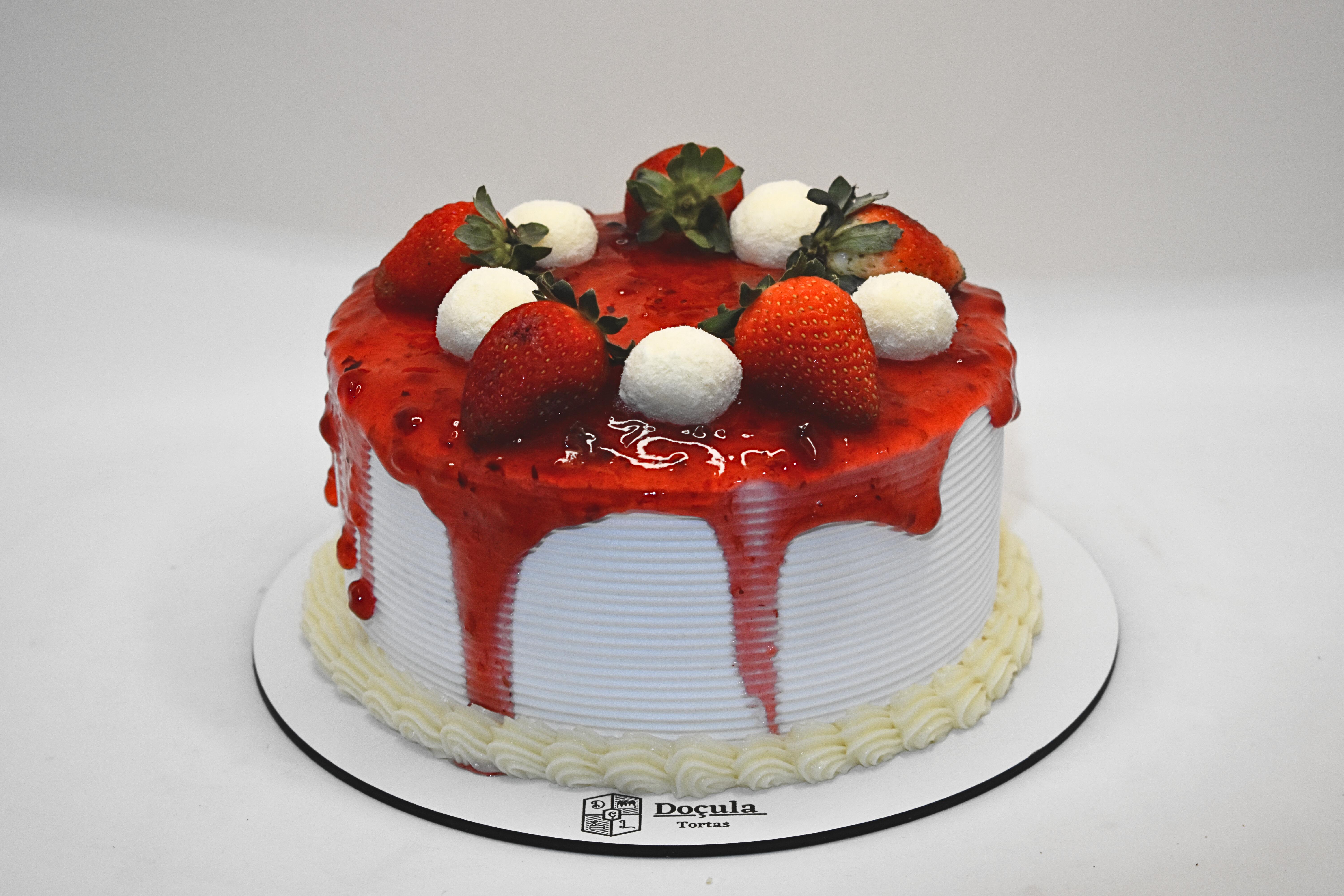 Torta Ninho Supremo com Frutas Vermelhas